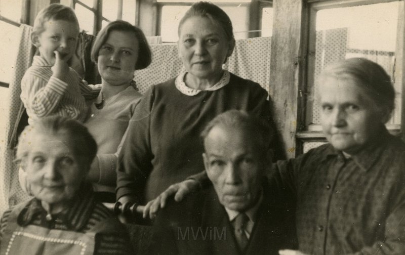 KKE 4420.jpg - Rodzina Giedrojciów. I rząd od dołu drugi od prawej: Franciszek Giedrojć.
